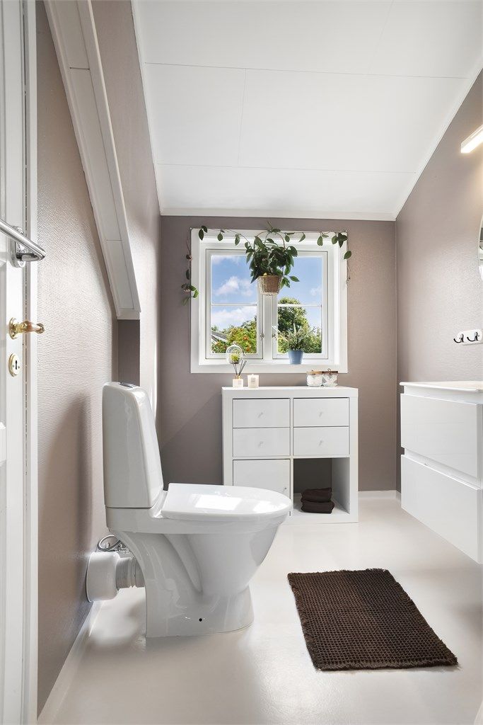 Badet i 2. etasje har gulvvarme og er oppgradert med nytt toalett og servant.