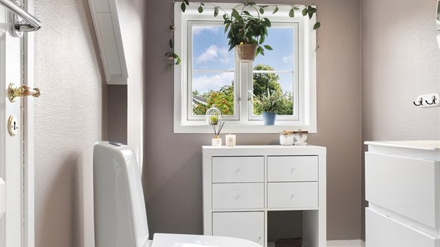 Badet i 2. etasje har gulvvarme og er oppgradert med nytt toalett og servant.