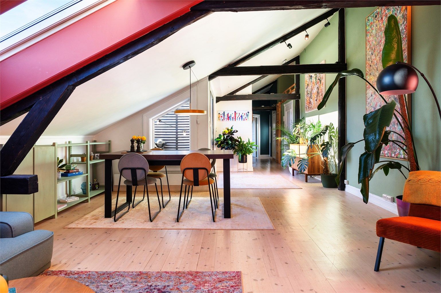 Leiligheten har en god planløsning, med den nydelige takterrassen som fungerer som en forlengelse av stuen på sommerhalvåret.