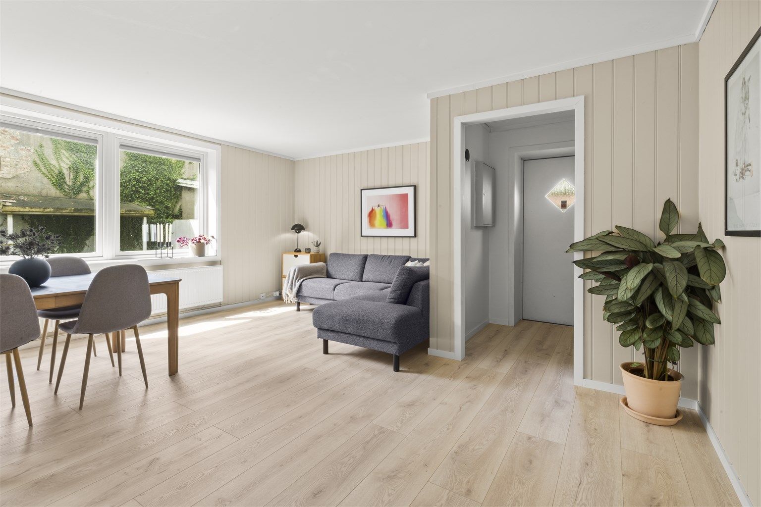 Lys og behagelig atmosfære med lune farger og fint dagslys 