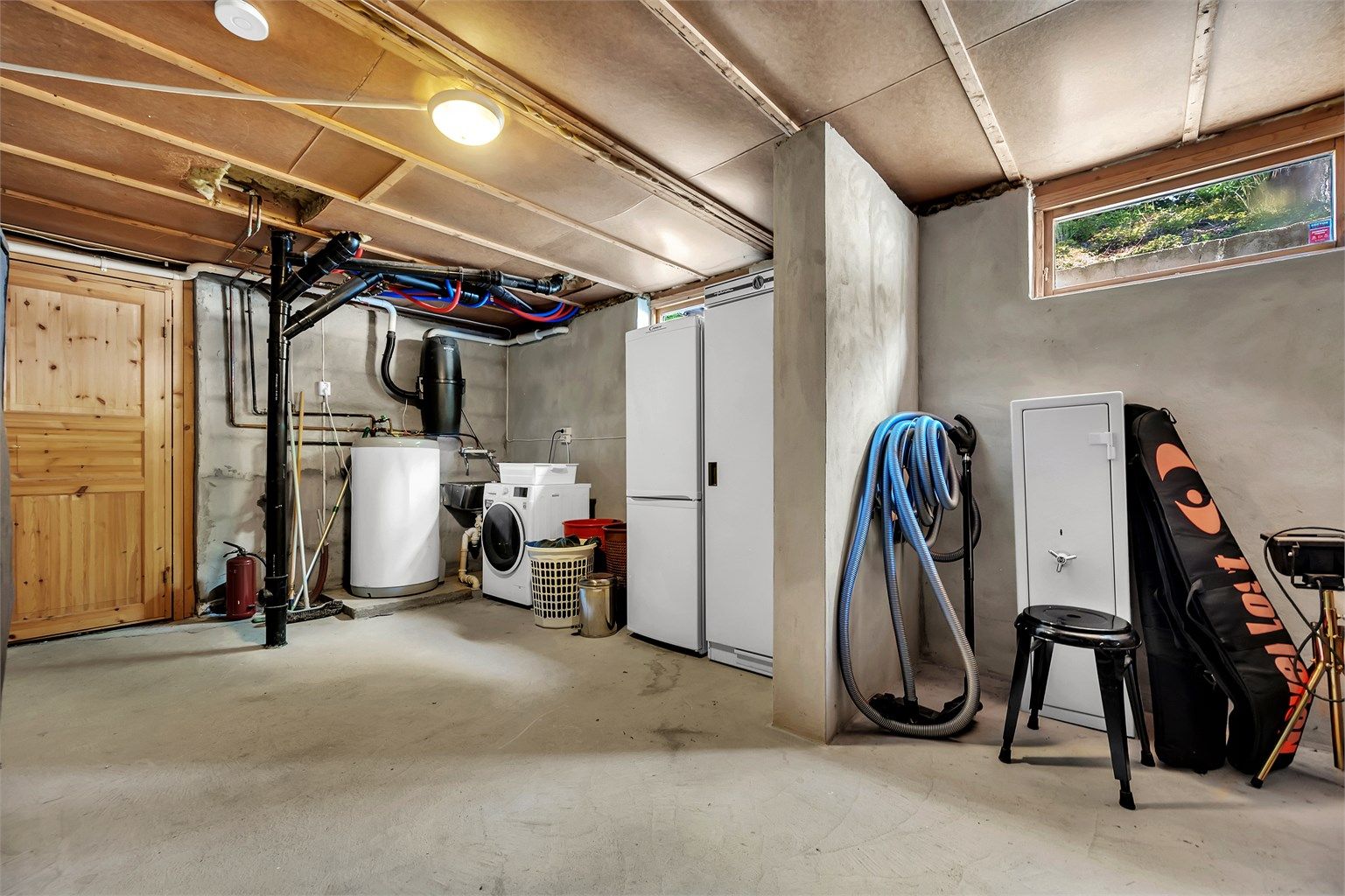 Praktisk vaskerom i kjeller. 