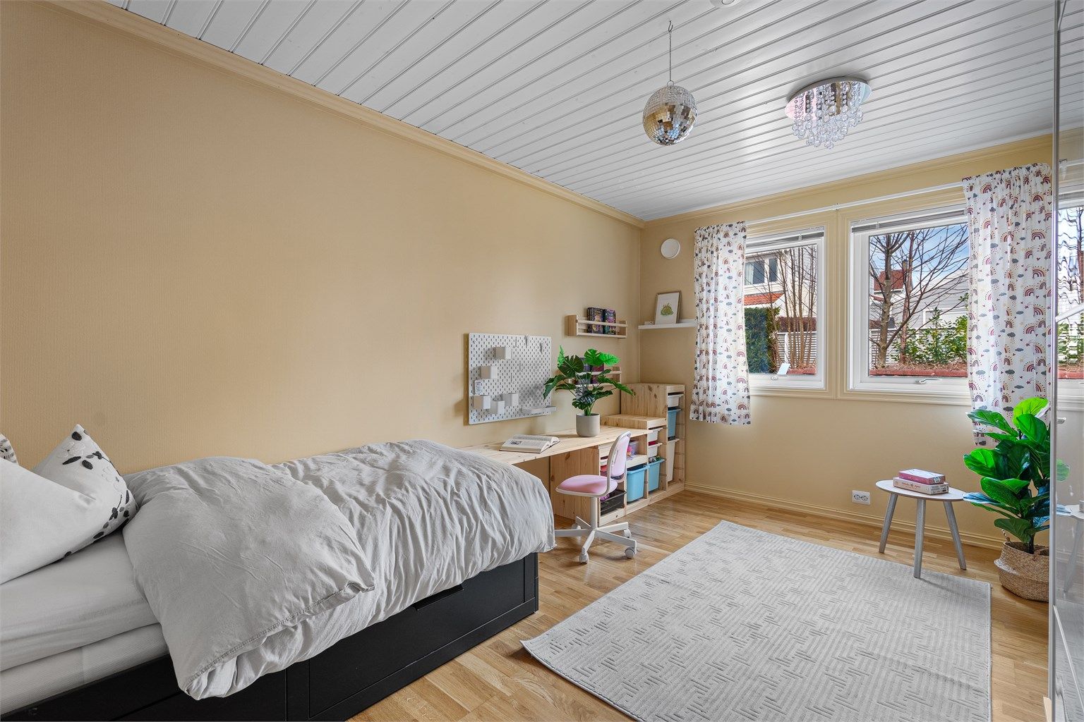 Stort og romslig soverom III med garderobeskap, og plass til både seng og skrivepult. 