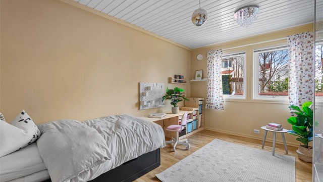 Stort og romslig soverom III med garderobeskap, og plass til både seng og skrivepult.