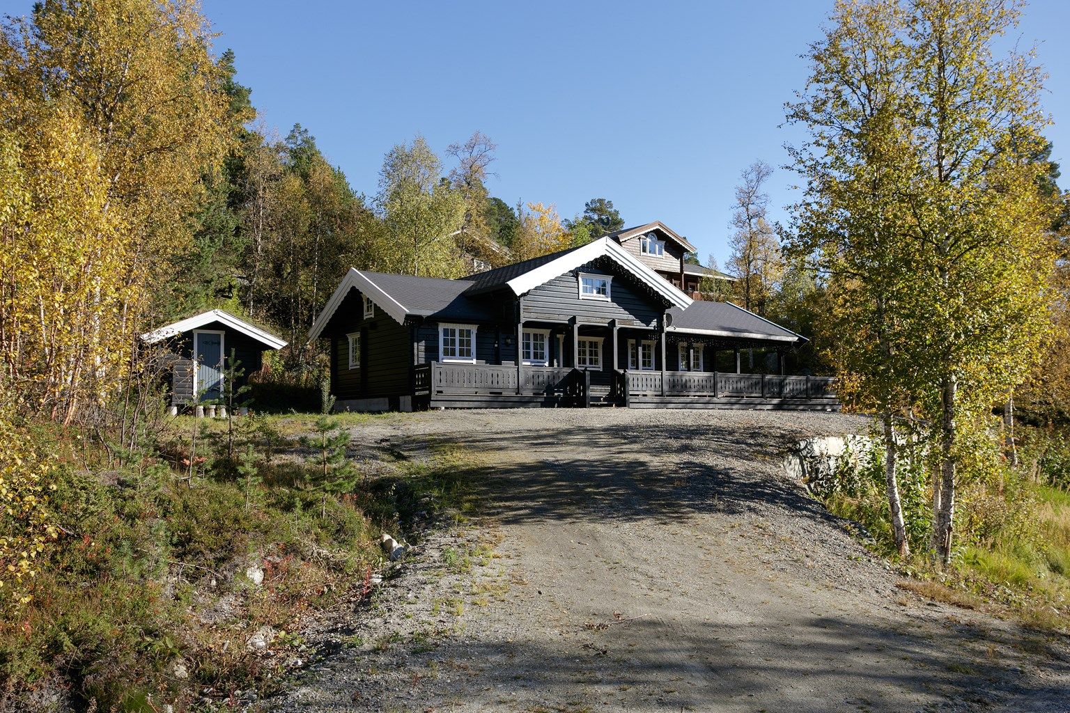 Eiendomsmegler Harald Osdal har gleden av å presentere Snauskiu 8, en flott tømmerhygge med sentral beliggenhet like øst for Vetlegrenda