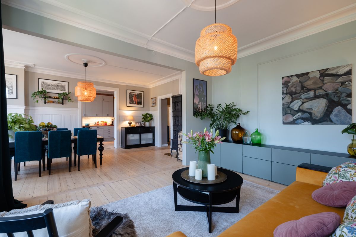 Denne storslåtte leiligheten har store, lyse og luftige oppholdsrom på hele 60 m² som bader i naturlig dagslys fra store vindusflater – helt uten gjenboere