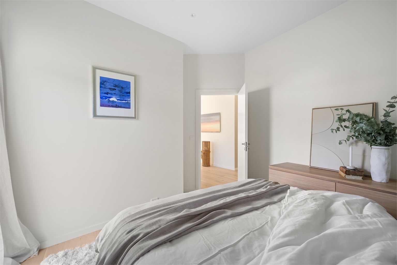 Lyse overflater gir et rent og ryddig uttrykk.