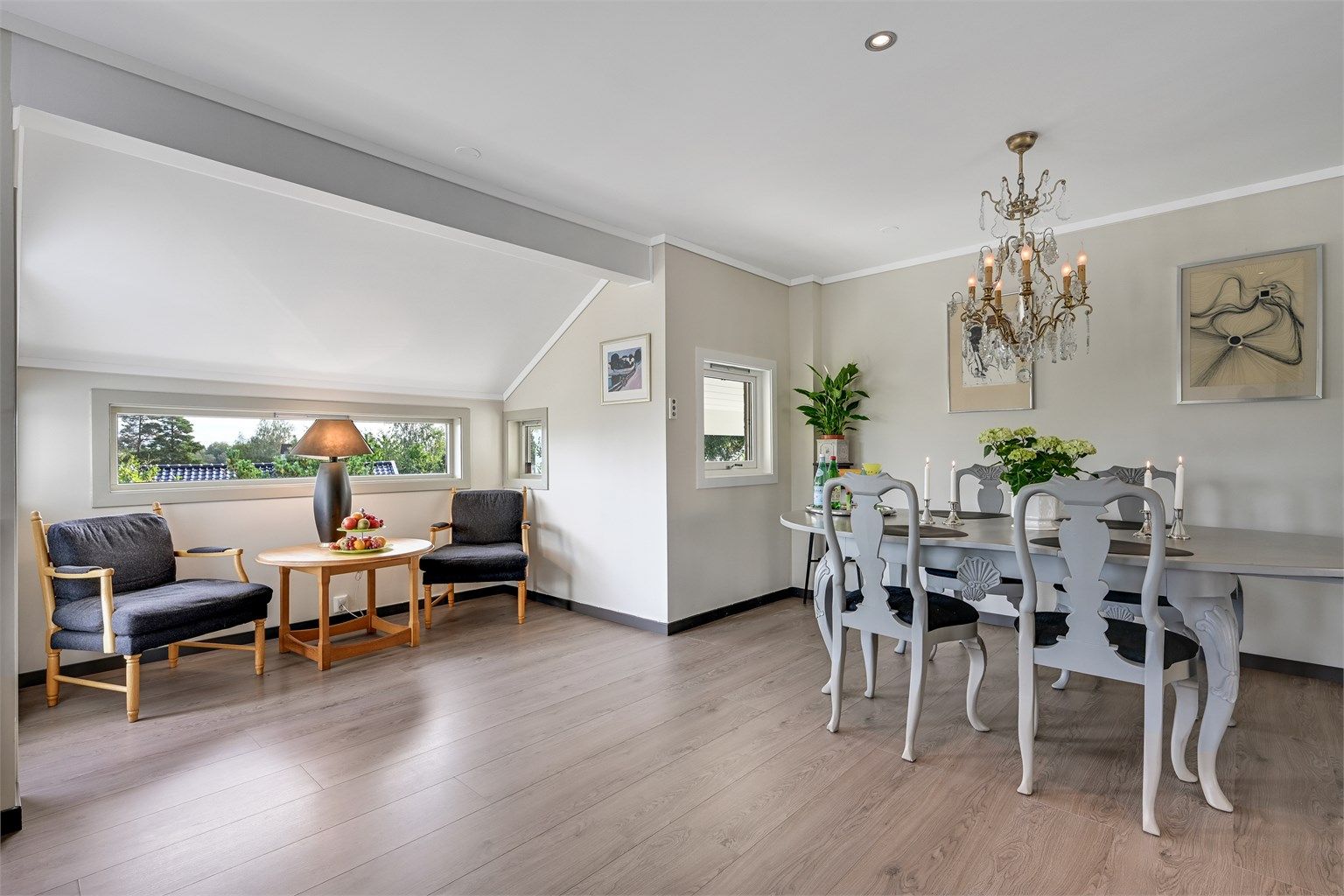 I tilknytning til kjøkkenet er det god plass til å innrede med et hyggelig spisemøblement. (Det er på plantegningene tegnet inn bod og matbod som er fjernet til fordel for utvidelse av kjøkkenet)