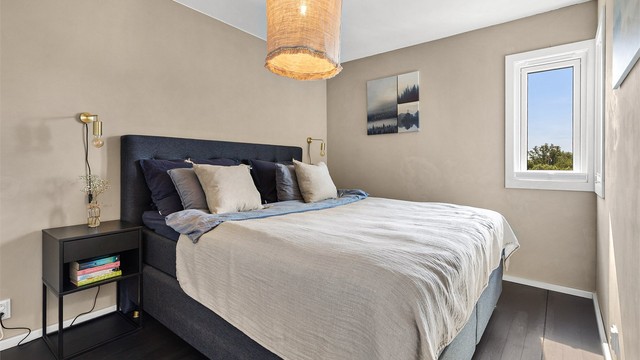 Leiligheten har to soverom. Hovedsoverommet har plass til dobbeltseng med nattbord på hver side. Det er også plass til garderobeskap.