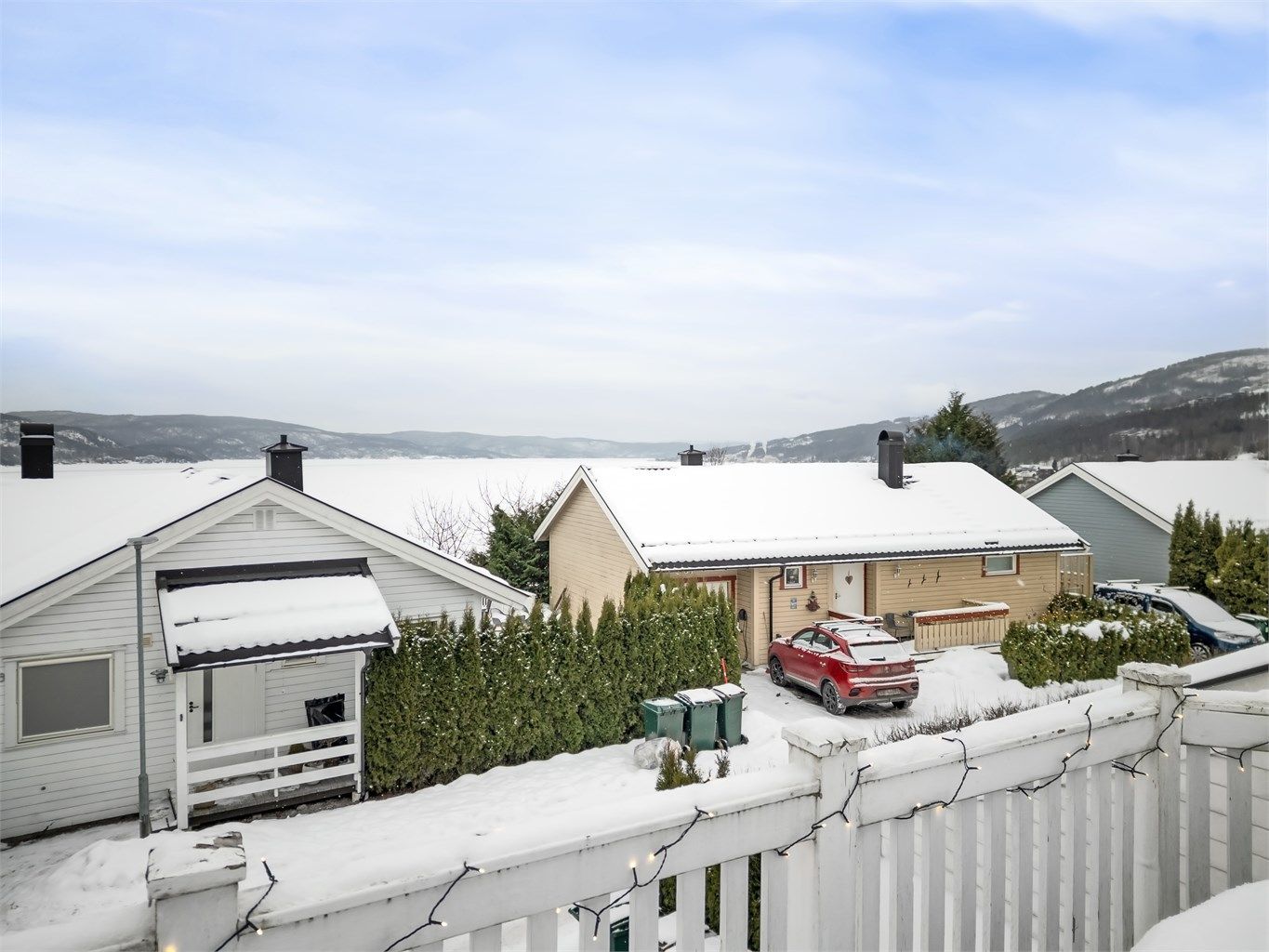 Fra terrassen har man god oversikt over nærområdet og fjorden.