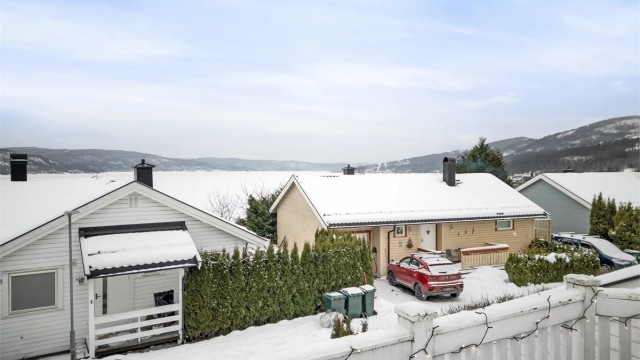 Fra terrassen har man god oversikt over nærområdet og fjorden.