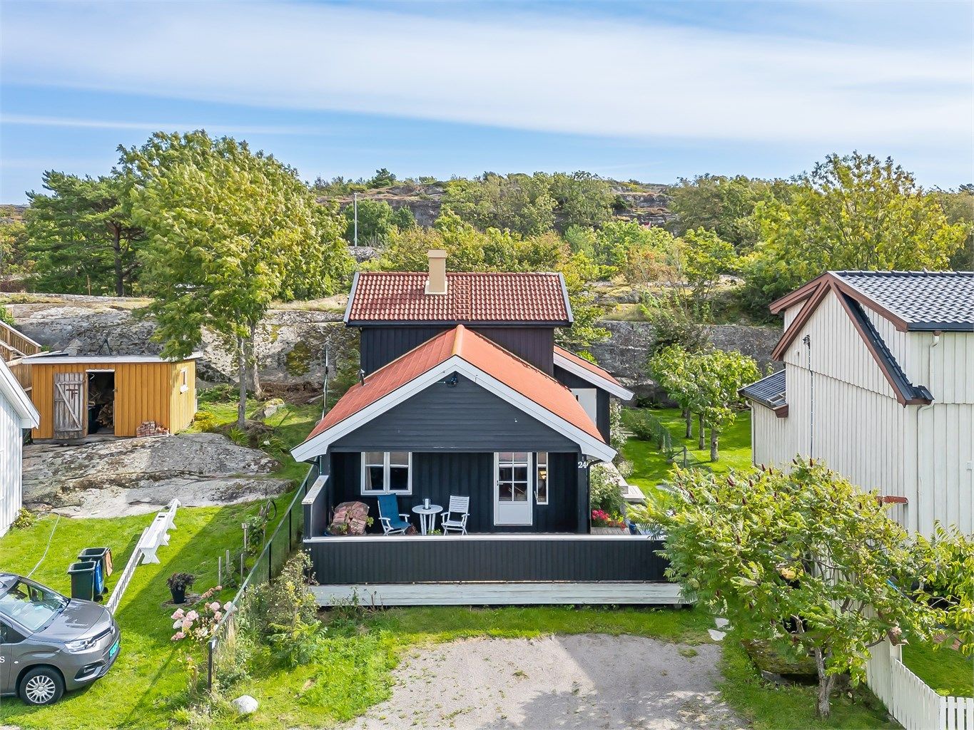 Eiendommen er beliggende på Mo i stille og rolig gate, i nærhet til Verdens Ende, Moutmarka og Mostranda. 