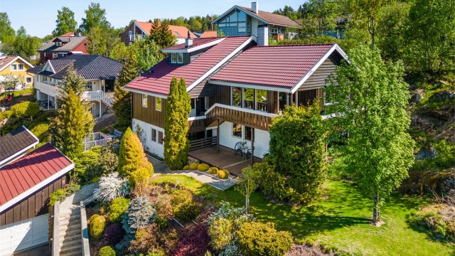 Hagen er pent opparbeidet med flere soner, utebelysning og varmekabler i trappen.