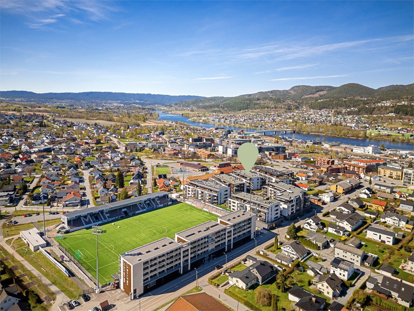 Beliggenheten er svært sentral i Mjøndalen, som en del av Stadionkvartalet med Mjøndalen stadion som nærmeste nabo. 
Foto: Ole Thoresen