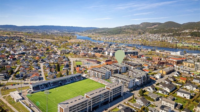 Beliggenheten er svært sentral i Mjøndalen, som en del av Stadionkvartalet med Mjøndalen stadion som nærmeste nabo.
Foto: Ole Thoresen