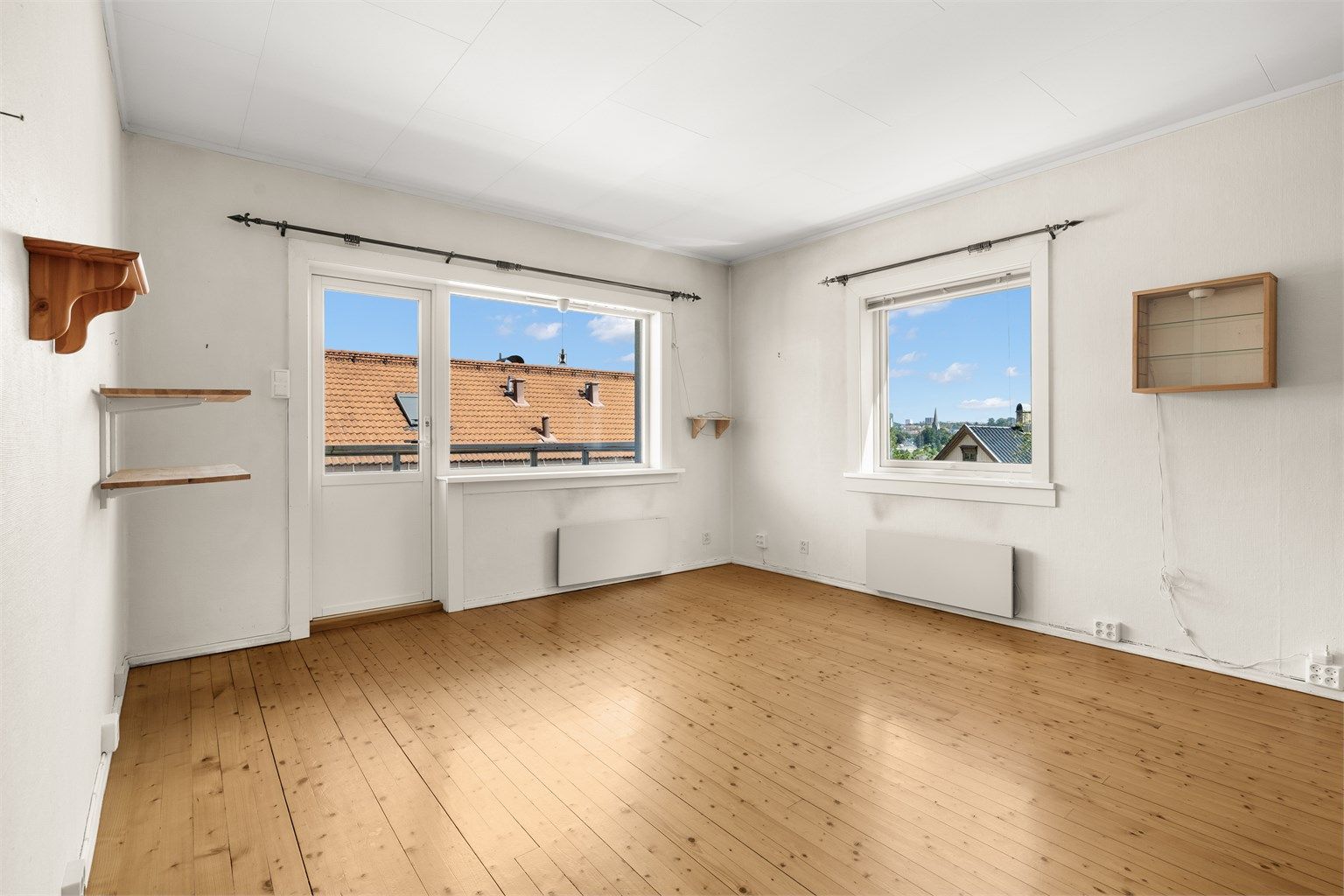 Boligen har en gjennomtenkt planløsning og vindusflater i to himmelretninger, som gir rikelig med naturlig lys.