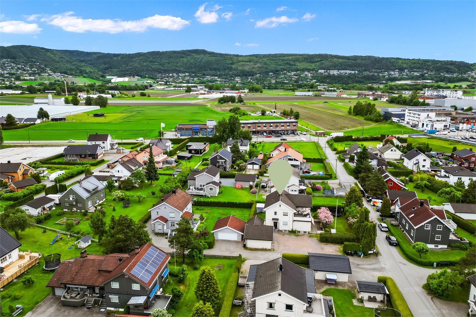 Gangavstand til bussholdeplass langs Ringeriksveien med avganger til Drammen sentrum, Lierbyen og Sylling.