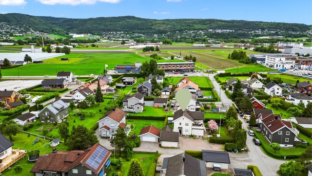 Gangavstand til bussholdeplass langs Ringeriksveien med avganger til Drammen sentrum, Lierbyen og Sylling.