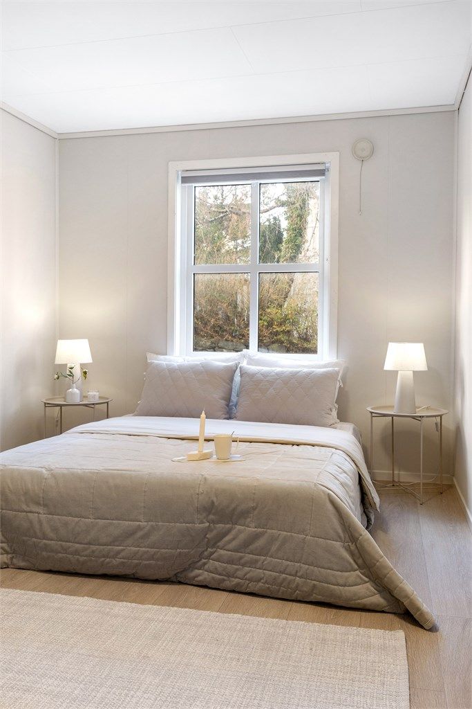 På soverommet er det et stor vindu som slipper inn rikelig med naturlig sollys. 