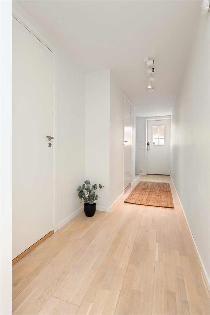 Gangen har ny parkett og listefritt uttrykk, med god plass til yttertøy