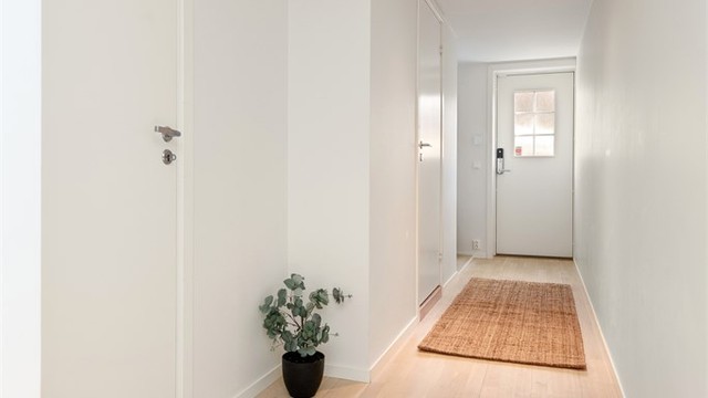 Gangen har ny parkett og listefritt uttrykk, med god plass til yttertøy