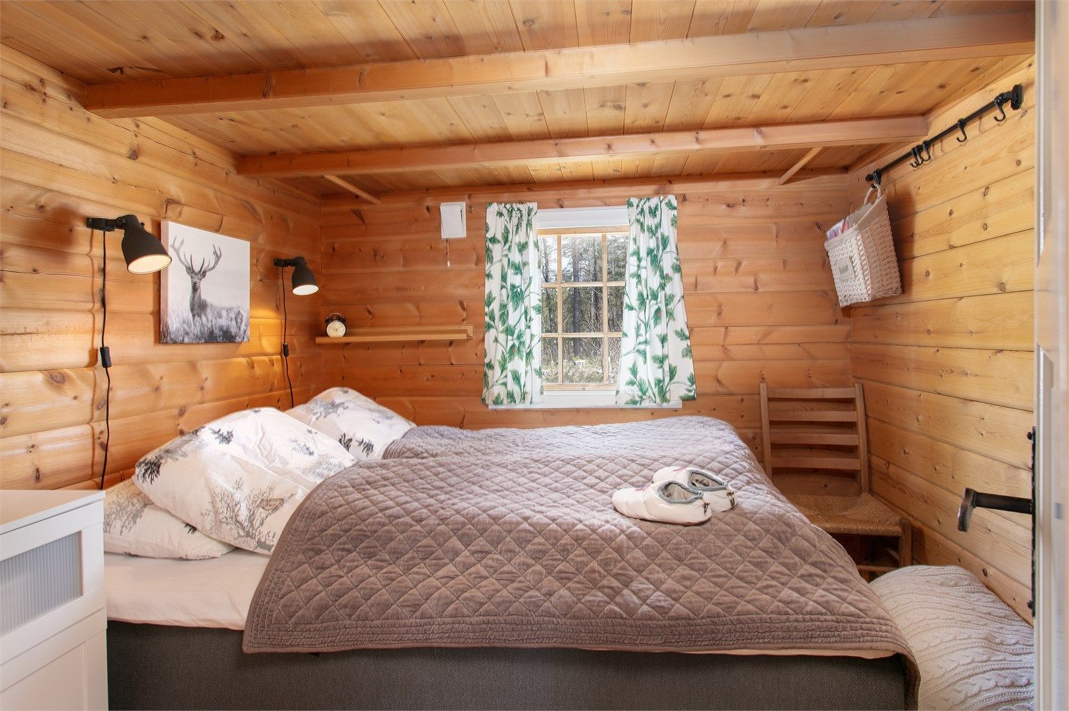 Hovedhytta har to soverom. Dette rommet har plass til dobbeltseng.