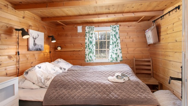 Hovedhytta har to soverom. Dette rommet har plass til dobbeltseng.