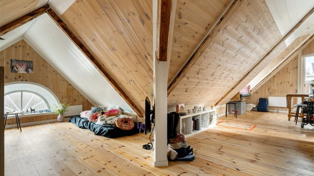 Lyst og trivelig areal med gode møbleringsmuligheter.