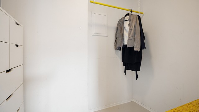 Praktisk garderoberom med god plass til oppheng og oppbevaring av klær.