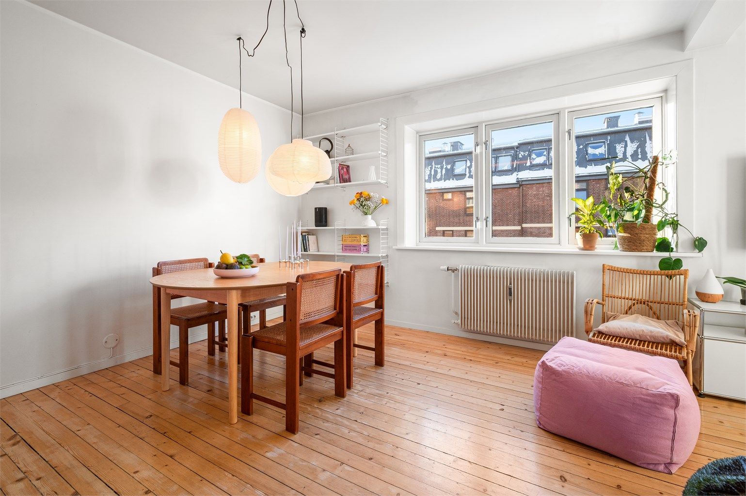 Leiligheten har en god planløsning og består av entré, to soverom, bad, separat wc, samt kjøkken og stue. Herlige lys- og solforhold på begge sider.