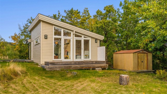 De store vindusflatene i annekset er designet for å maksimere utsikten.