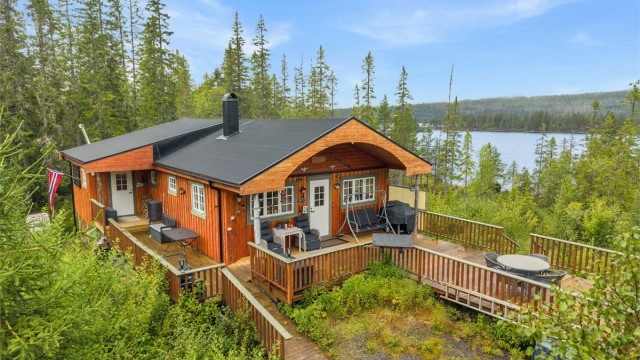 Eiendommen ligger usjenert til i vakre naturomgivelser, med romslige utearealer og kort vei ned til vannet.