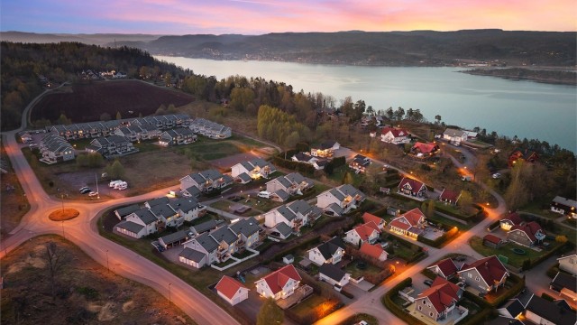 Oversiktsbilde som viser den fine plasseringen med kort vei til bussholdeplass, marka, servicetilbud.