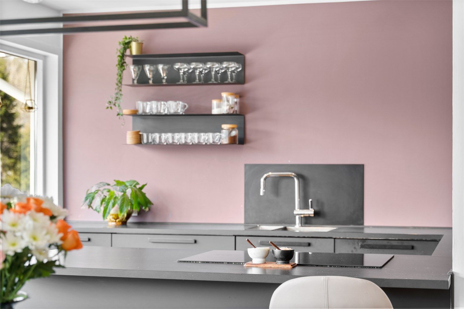  Nedfelt oppvaskkum av metall og ett-greps armatur