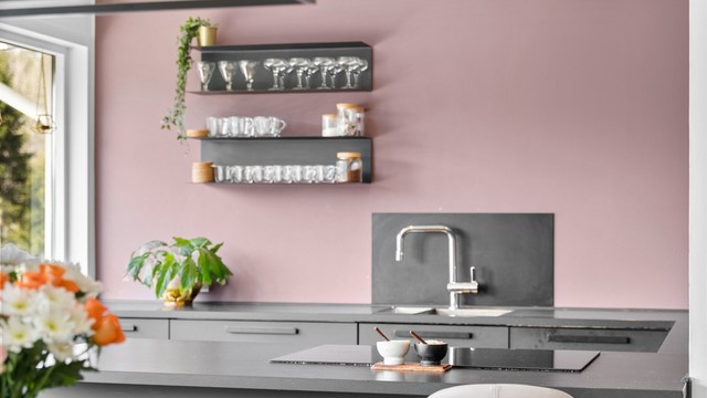 Nedfelt oppvaskkum av metall og ett-greps armatur