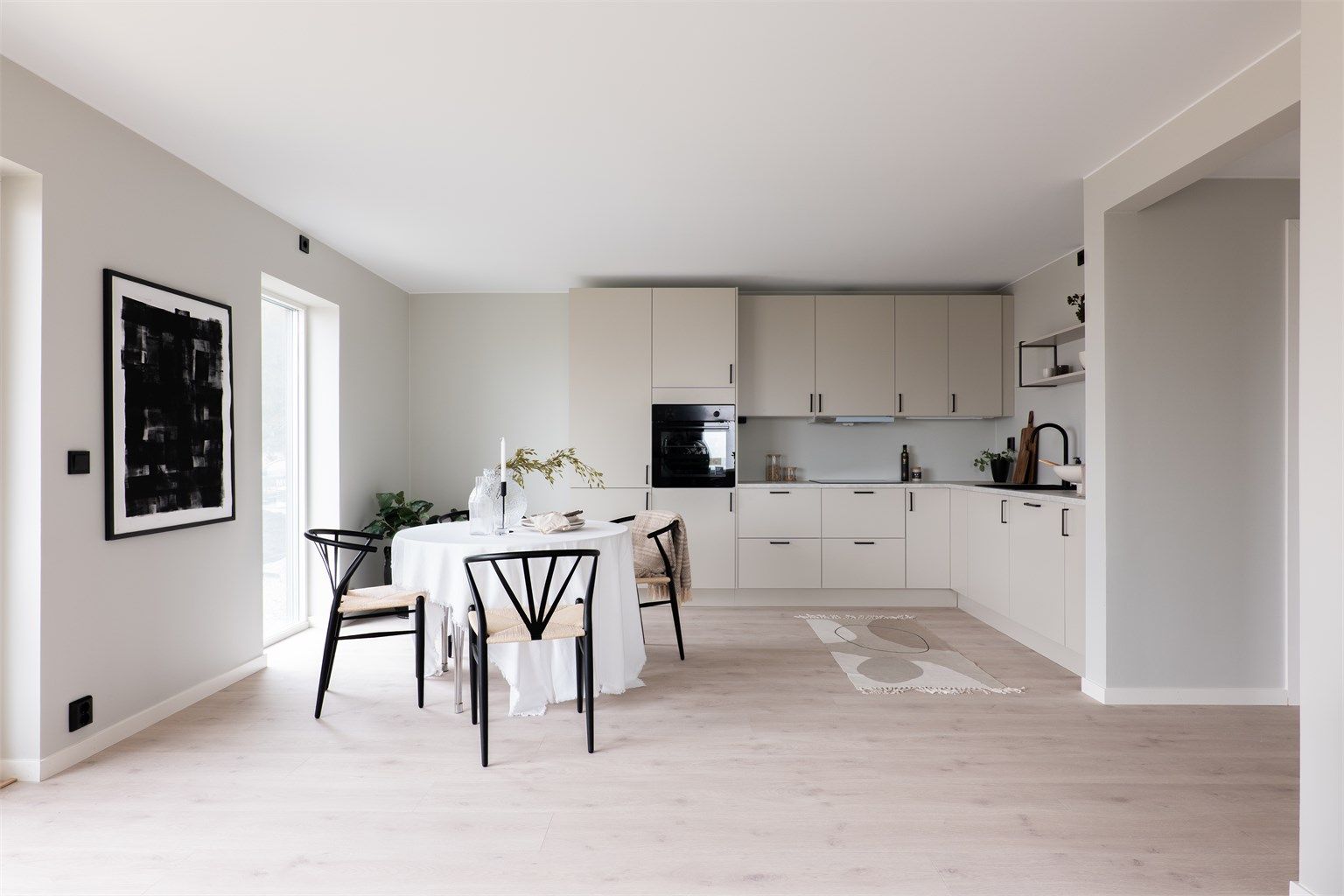 Leiligheten er oppført i tråd med nyeste tekniske standard og har i tillegg moderne overflater og innredninger.