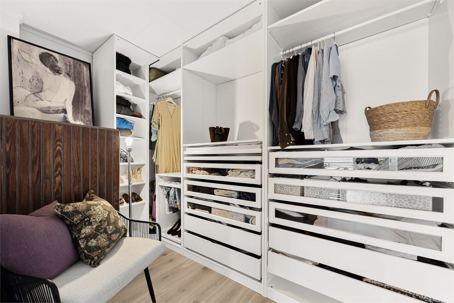 Rom innredet som garderoberom med adkomst fra kjøkkenet. Rommet er ikke omsøkt til rom for varig opphold.