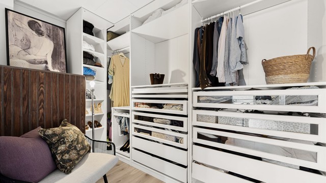 Rom innredet som garderoberom med adkomst fra kjøkkenet. Rommet er ikke omsøkt til rom for varig opphold.