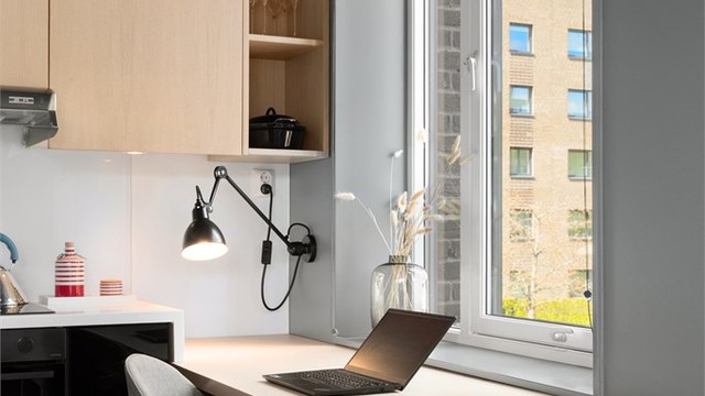 Tilpasset hjemmekontorløsning bygget av møbelsnekker på kjøkkenet
