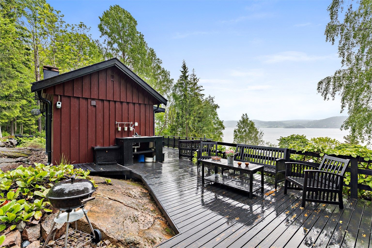 Hytta ligger tilbaketrukket og veldig fint til helt øverst på feltet med suveren utsikt utover Drammensfjorden