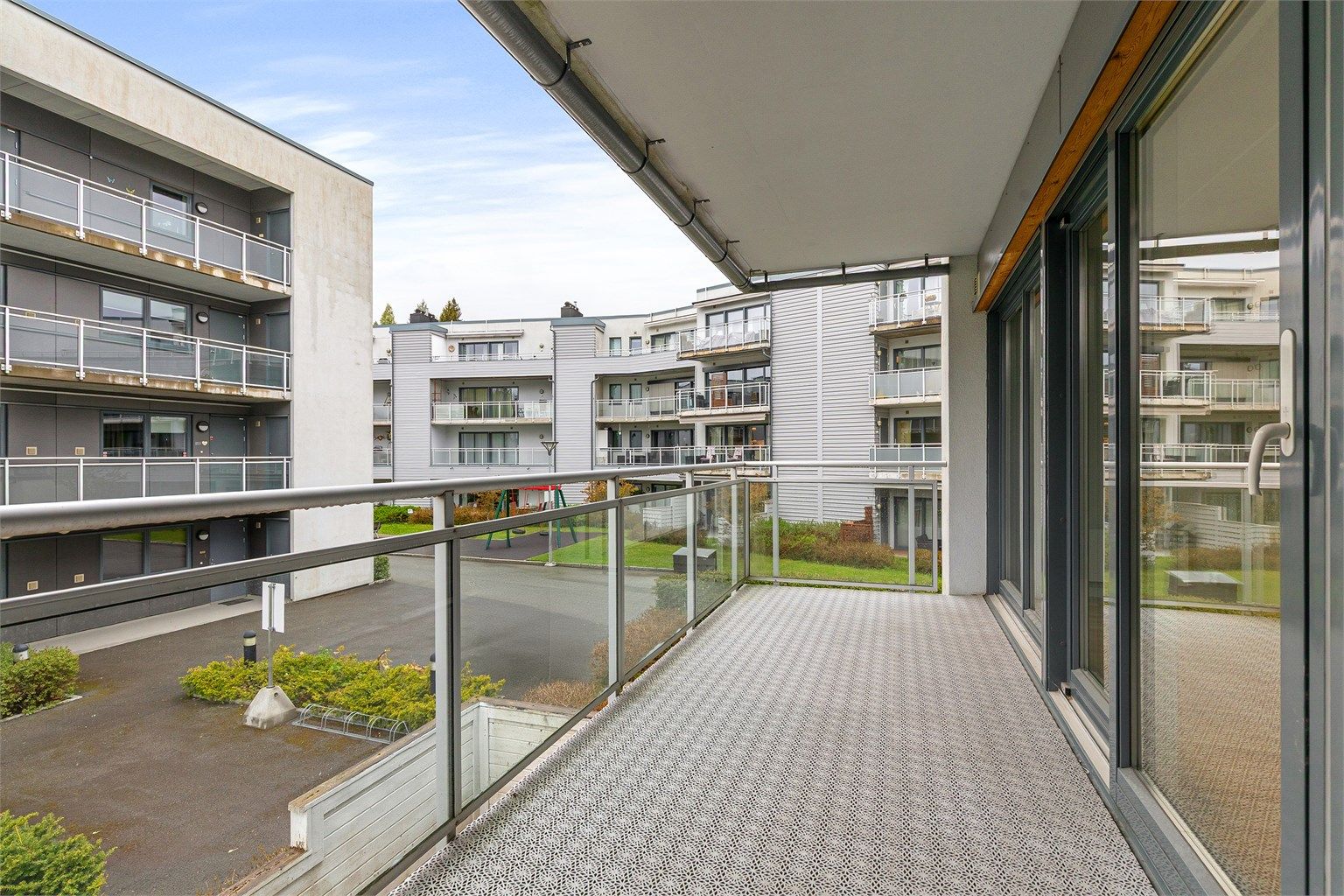 Balkongen er på 9 kvm og har god plass til utemøbler. Her finnes også en praktisk ekstra bod