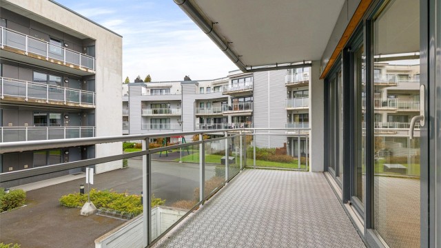 Balkongen er på 9 kvm og har god plass til utemøbler. Her finnes også en praktisk ekstra bod