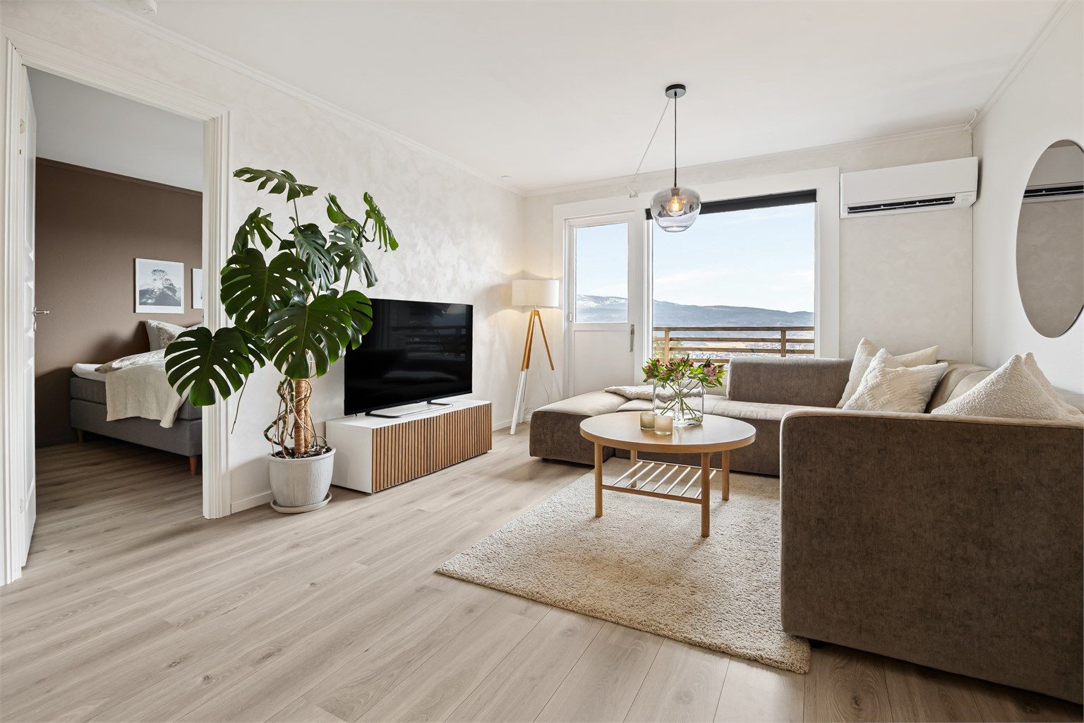 Lys og fin stue med plass til sofagruppe. Oppvarming via varmepumpe montert i 2025.