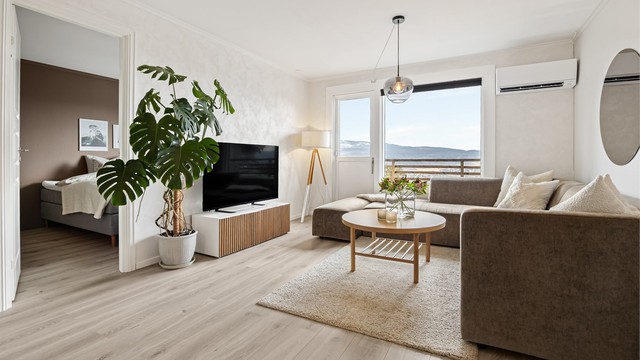 Lys og fin stue med plass til sofagruppe. Oppvarming via varmepumpe montert i 2025.