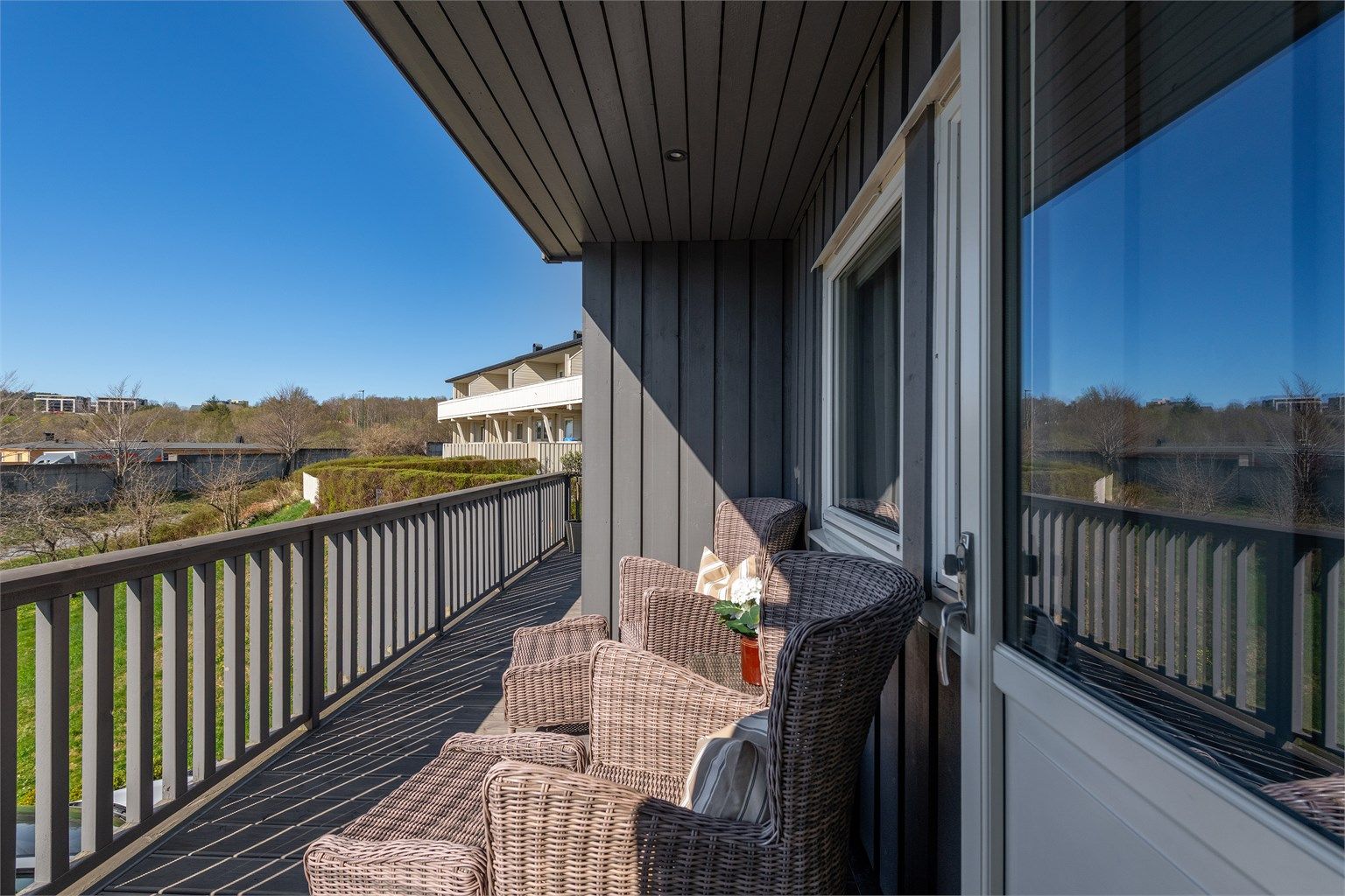 En lun og usjenert krok på terrassen, perfekt for avslapning