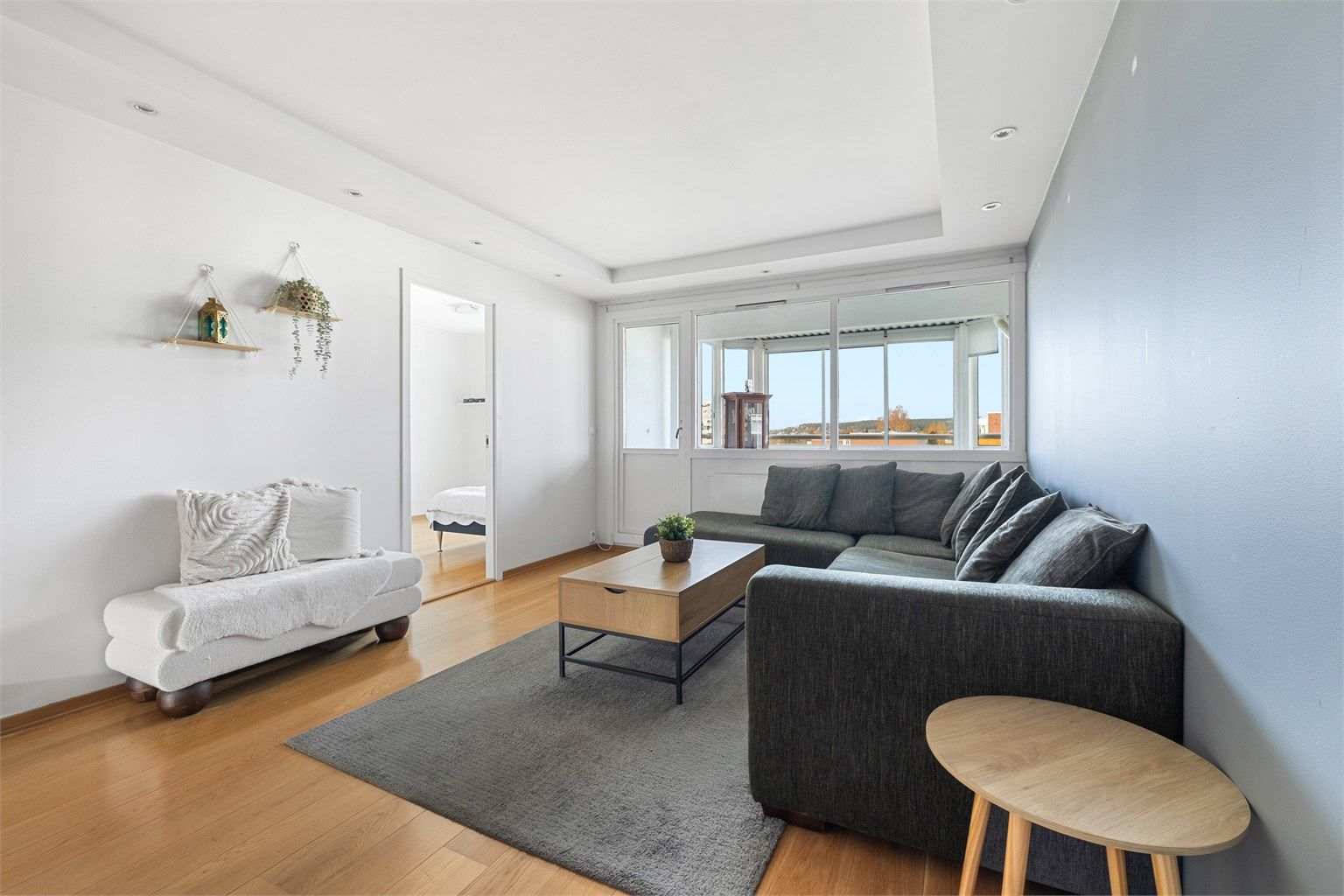 Lys og åpen 3-roms leilighet med innglasset balkong