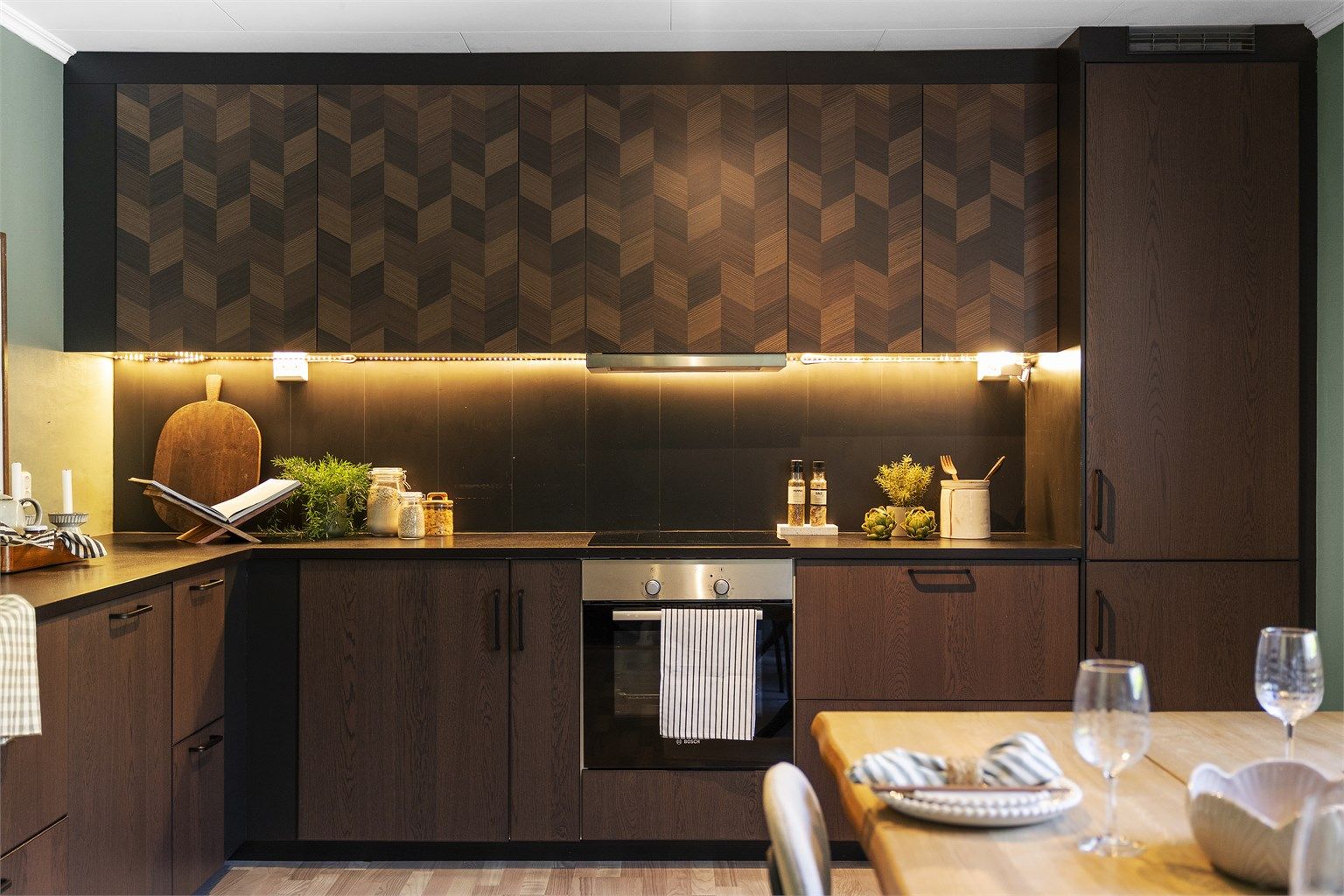 Kjøkkenet fra IKEA fremstår elegant, moderne og funksjonelt med oppdaterte fronter fra nyere tid