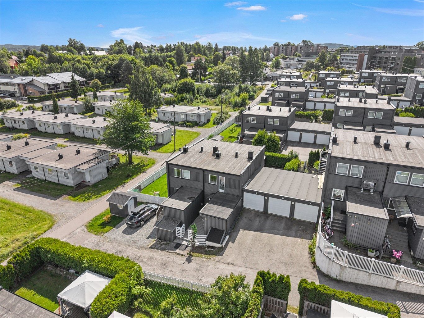 Boligfeltet består hovedsakelig av rekkehus og har en sentral beliggenhet.