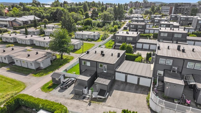 Boligfeltet består hovedsakelig av rekkehus og har en sentral beliggenhet.