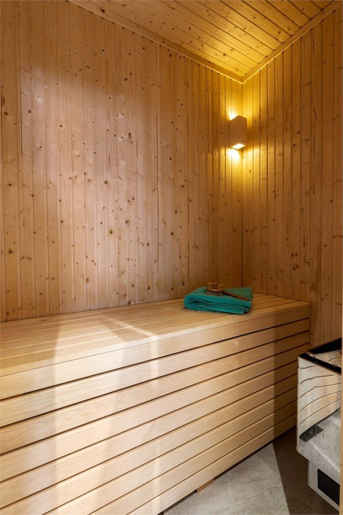 Badstue med plassbygde sittebenker og badstueovn