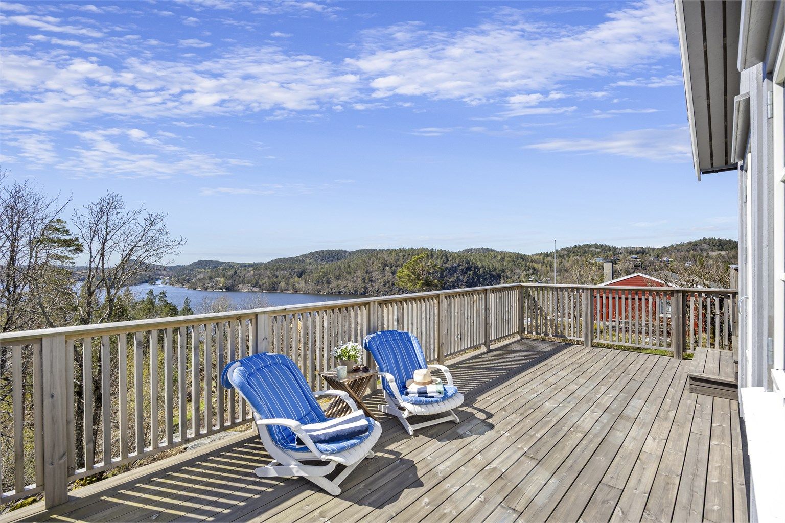 Flere usjenerte soner for avslapning og sosiale sammenkomster.